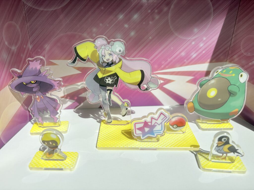 Akrylowe figurki z zestawu Pokémon TCG Iono’s Bellibolt ex Premium Collection – Iono, Bellibolt i inne postacie na półce