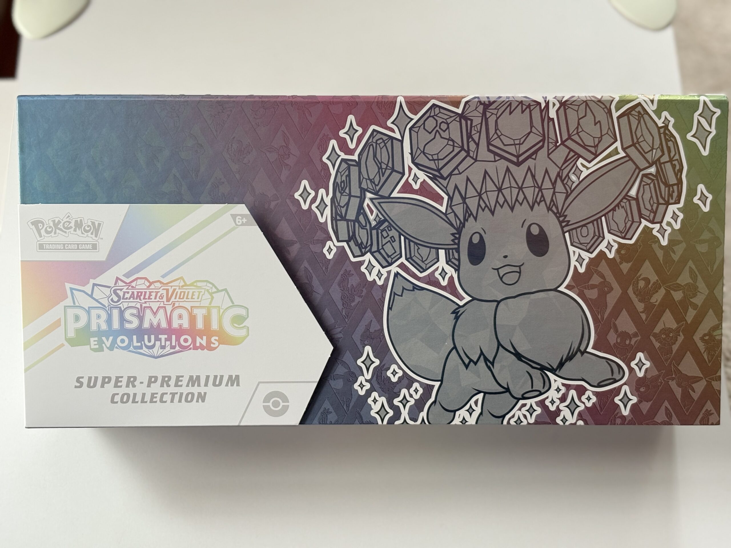 Pudełko Prismatic Evolutions Super Premium Collection z grafiką Eevee