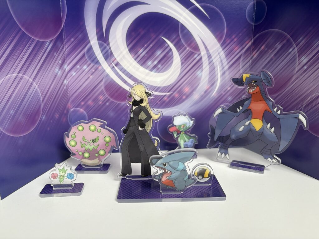 Ładnie ustawione figurki akrylowe z zestawu Cynthia's Garchomp ex Premium Collection