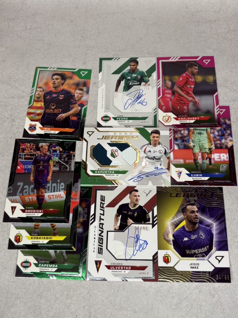 Karty z trzeciego hobby boxa Ekstraklasa 2025/2026 z Game Jersey i autografami