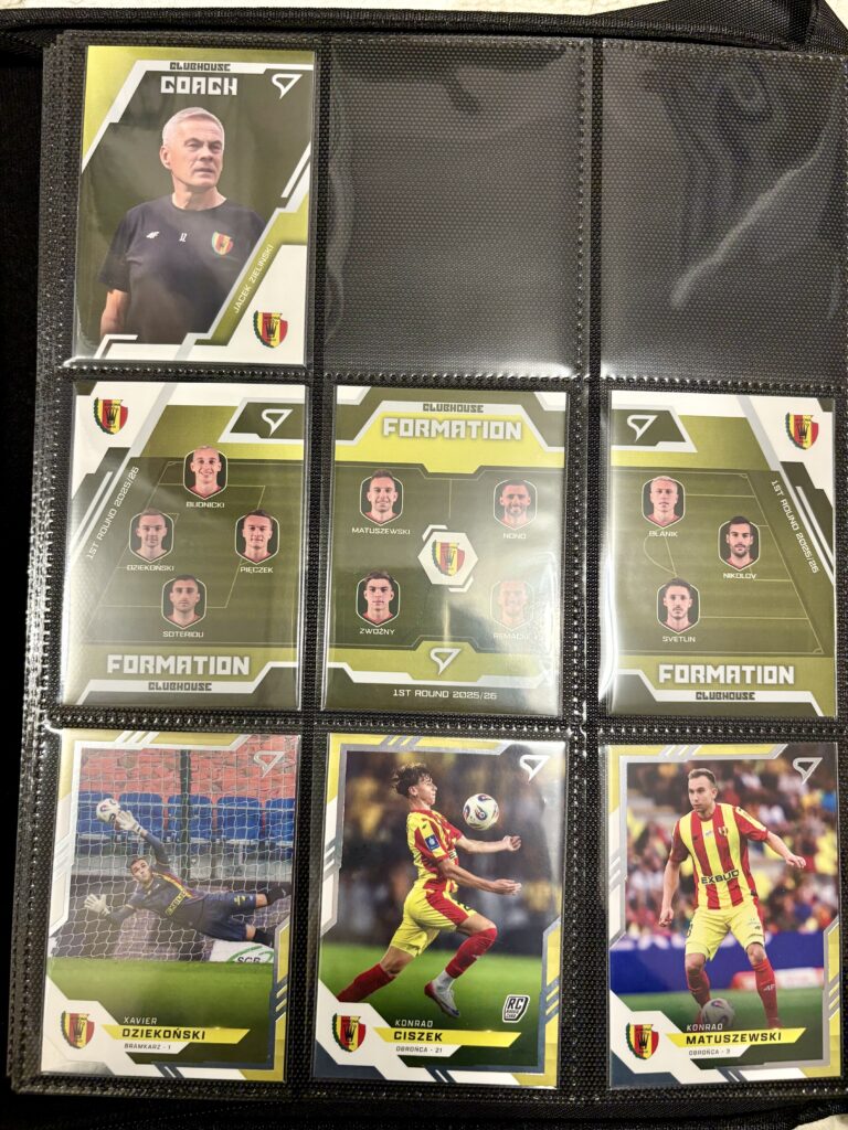 Strona albumu przedstawiająca Clubhouse Korony Kielce i pierwszych piłkarzy ze składu.