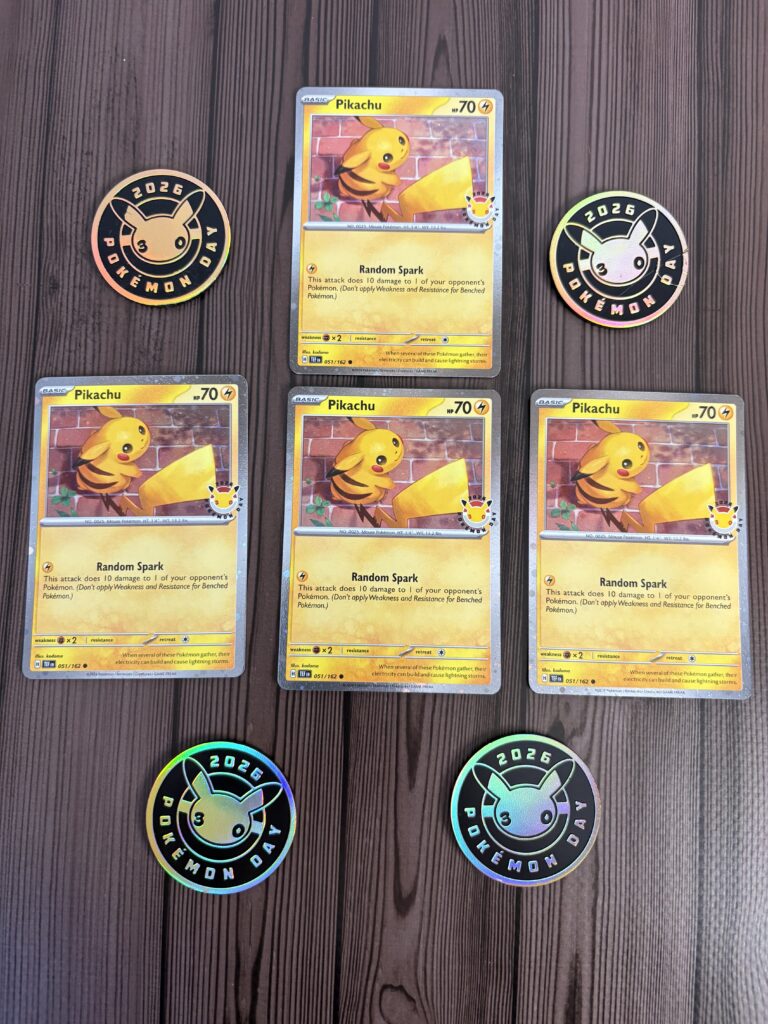 Karty promocyjne Pikachu Pokémon Day 2026 ze stemplem oraz monety kolekcjonerskie