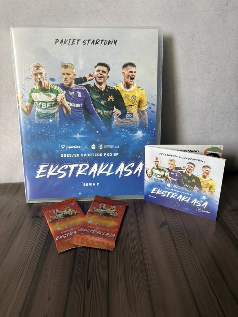 Pakiet startowy SportZoo PKO BP Ekstraklasa 2025/26 Seria 2 z albumem, przewodnikiem i saszetkami.